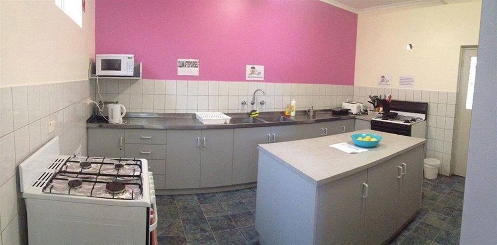 Port Adelaide Backpackers Hostel Bagian luar foto