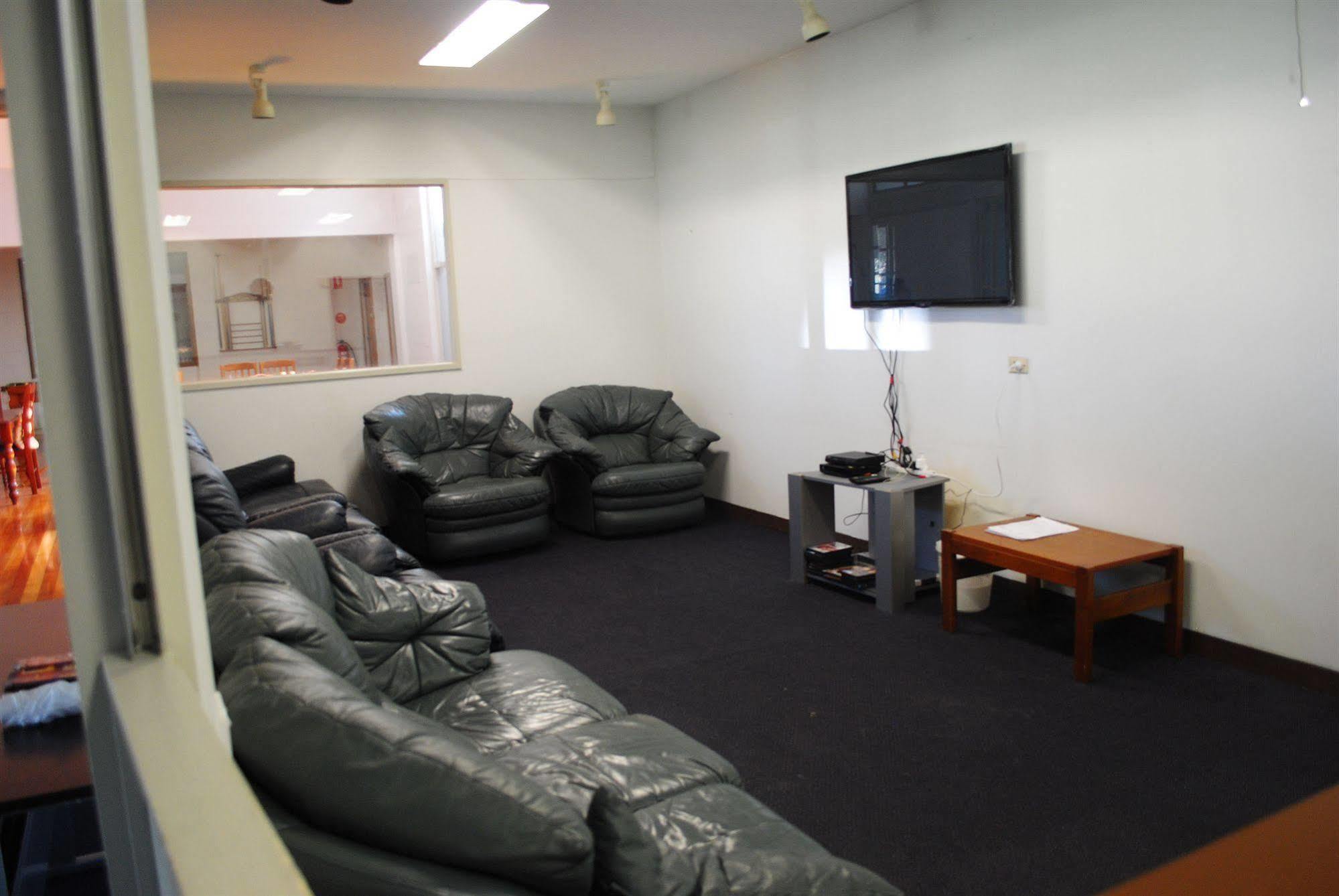 Port Adelaide Backpackers Hostel Bagian luar foto
