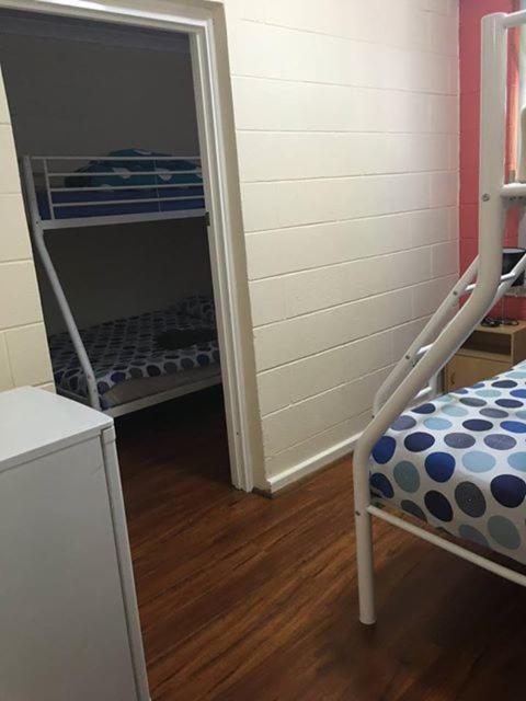 Port Adelaide Backpackers Hostel Bagian luar foto